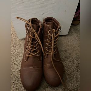 Size 7 and a half . Brown color. Very comfy . I wore these in thanksgiving’s